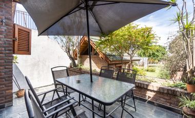 VENTA CASA 5 AMB. C/ PARQUE Y COCHERA BERNAL OESTE