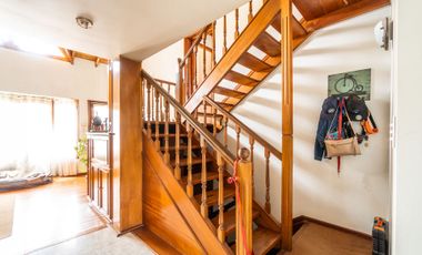 VENTA CASA 5 AMB. C/ PARQUE Y COCHERA BERNAL OESTE