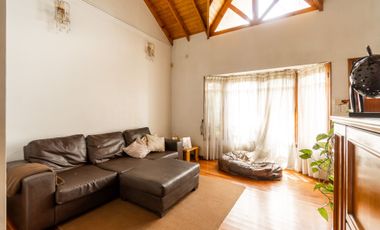 VENTA CASA 5 AMB. C/ PARQUE Y COCHERA BERNAL OESTE