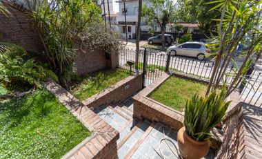 VENTA CASA 5 AMB. C/ PARQUE Y COCHERA BERNAL OESTE