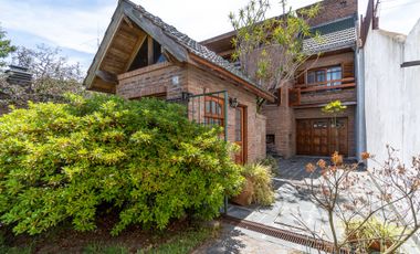 VENTA CASA 5 AMB. C/ PARQUE Y COCHERA BERNAL OESTE