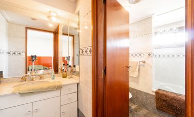 VENTA CASA 5 AMB. C/ PARQUE Y COCHERA BERNAL OESTE