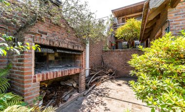 VENTA CASA 5 AMB. C/ PARQUE Y COCHERA BERNAL OESTE