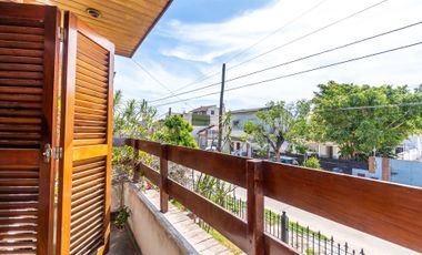 VENTA CASA 5 AMB. C/ PARQUE Y COCHERA BERNAL OESTE