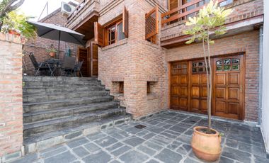 VENTA CASA 5 AMB. C/ PARQUE Y COCHERA BERNAL OESTE