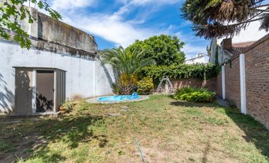 VENTA CASA 5 AMB. C/ PARQUE Y COCHERA BERNAL OESTE