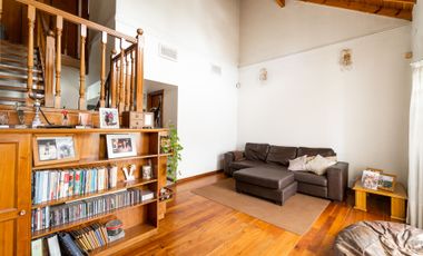 VENTA CASA 5 AMB. C/ PARQUE Y COCHERA BERNAL OESTE