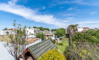 VENTA CASA 5 AMB. C/ PARQUE Y COCHERA BERNAL OESTE