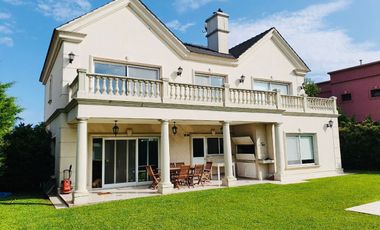 Hermosa Casa en Venta en Barrio Nuevo Quilmes