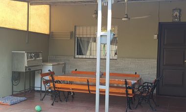 CASA AMERICANA 3 AMB CON DEPTO.DE 2 AMB EN T.PROPIO .V.SARMIENTO