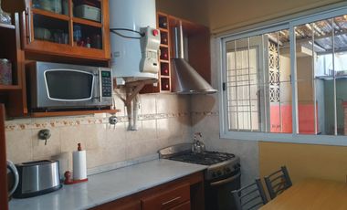 CASA AMERICANA 3 AMB CON DEPTO.DE 2 AMB EN T.PROPIO .V.SARMIENTO
