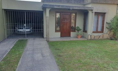 CASA AMERICANA 3 AMB CON DEPTO.DE 2 AMB EN T.PROPIO .V.SARMIENTO