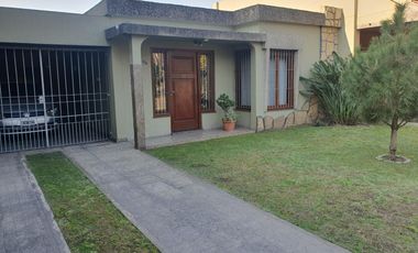 CASA AMERICANA 3 AMB CON DEPTO.DE 2 AMB EN T.PROPIO .V.SARMIENTO