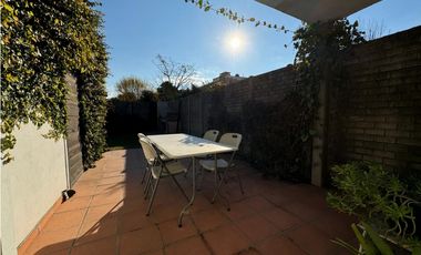 VENTA CASA 3 DORMITORIOS CON COCHERA ZONA CAPUTTO Y HERNANDARIAS