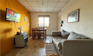 VENTA CASA 3 DORMITORIOS CON COCHERA ZONA CAPUTTO Y HERNANDARIAS