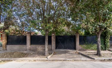 VENTA CASA-QUINTA CON PILETA Y PARQUE  F. VARELA