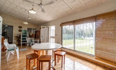 VENTA CASA-QUINTA CON PILETA Y PARQUE  F. VARELA