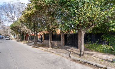 VENTA CASA-QUINTA CON PILETA Y PARQUE  F. VARELA