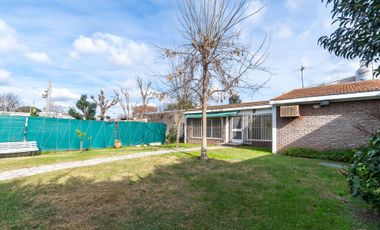 VENTA CASA-QUINTA CON PILETA Y PARQUE  F. VARELA