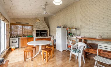VENTA CASA-QUINTA CON PILETA Y PARQUE  F. VARELA