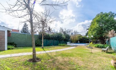 VENTA CASA-QUINTA CON PILETA Y PARQUE  F. VARELA