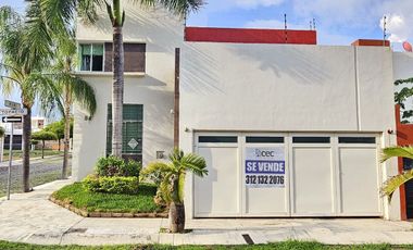 ¡ ¡ HERMOSA RESIDENCIA EN VENTA EN ESQUINA Y FRENTE A JARDIN !!