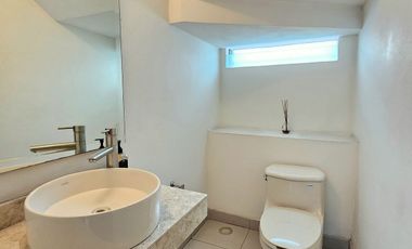 ¡ ¡ HERMOSA RESIDENCIA EN VENTA EN ESQUINA Y FRENTE A JARDIN !!