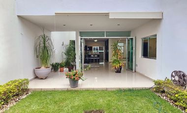 ¡ ¡ HERMOSA RESIDENCIA EN VENTA EN ESQUINA Y FRENTE A JARDIN !!