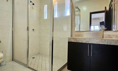 ¡ ¡ HERMOSA RESIDENCIA EN VENTA EN ESQUINA Y FRENTE A JARDIN !!