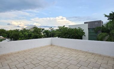 ¡ ¡ HERMOSA RESIDENCIA EN VENTA EN ESQUINA Y FRENTE A JARDIN !!