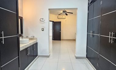 ¡ ¡ HERMOSA RESIDENCIA EN VENTA EN ESQUINA Y FRENTE A JARDIN !!