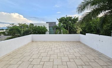 ¡ ¡ HERMOSA RESIDENCIA EN VENTA EN ESQUINA Y FRENTE A JARDIN !!