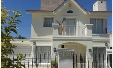 VENDO ESPECTACULAR CHALET ESTILO CALIFORNIANO a metros de la costanera