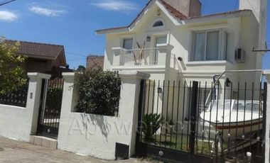 VENDO ESPECTACULAR CHALET ESTILO CALIFORNIANO a metros de la costanera