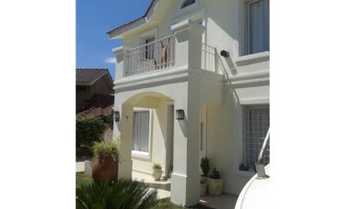 VENDO ESPECTACULAR CHALET ESTILO CALIFORNIANO a metros de la costanera