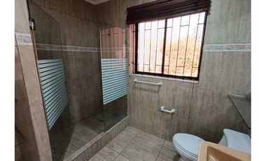 ARRIENDO SEGUNDO PISO EN CASA COMPARTIDA .