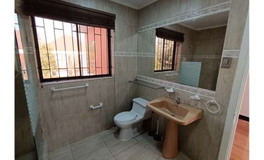 ARRIENDO SEGUNDO PISO EN CASA COMPARTIDA .
