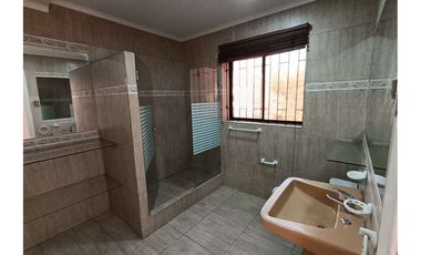 ARRIENDO SEGUNDO PISO EN CASA COMPARTIDA .