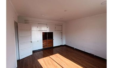 ARRIENDO SEGUNDO PISO EN CASA COMPARTIDA .
