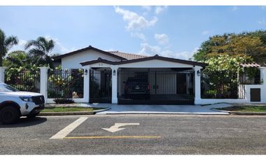 VENTA DE HERMOSA CASA CON PISCINA EN PENONOME