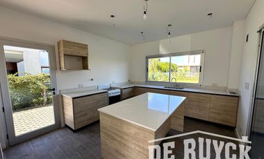 Casa a estrenar en Las Golondrinas