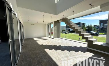 Casa a estrenar en Las Golondrinas
