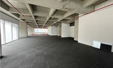 SE ARRIENDA OFICINA  EN MEDELLIN