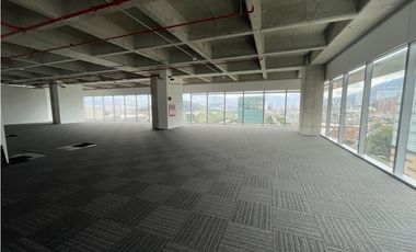 SE ARRIENDA OFICINA  EN MEDELLIN