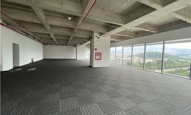 SE ARRIENDA OFICINA  EN MEDELLIN
