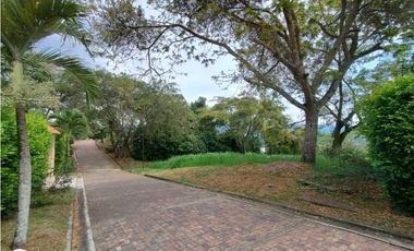 Lote amplio en uno de los mejores condominios de La Mesa Cund