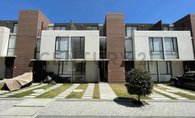 VENTA DE CASA EN CONJUNTO PRIVADO MITAD DEL MUNDO