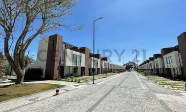 VENTA DE CASA EN CONJUNTO PRIVADO MITAD DEL MUNDO