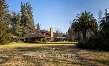 Amplia propiedad en Pirque con hermoso Jardín