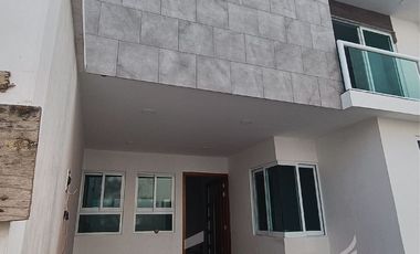 Casa en pre-venta  con habitación en planta baja - Fracc. Privado Coatepec